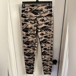 Fleo el toro 25” cream camo bounce leggings. Medium
